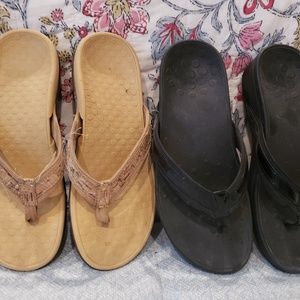 2 pair Vionic flip flops